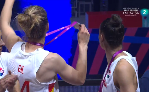 Laura Gil muestra con orgullo la plata.