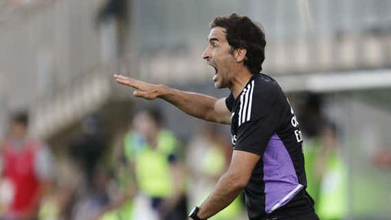 Raúl da instrucciones contra el Eldense. /EFE