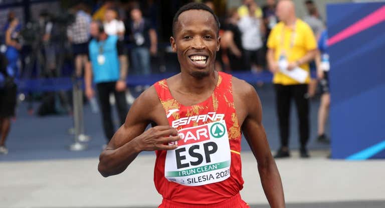 Thierry Ndikumwenayo celebra la victoria en el Europeo por países de Silesia.