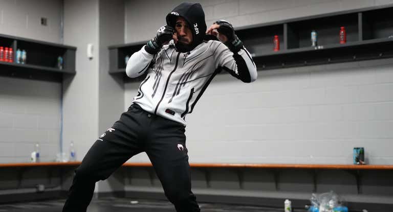 Ilia Topuria, durante el calentamiento para su combate contra Josh Emmett.