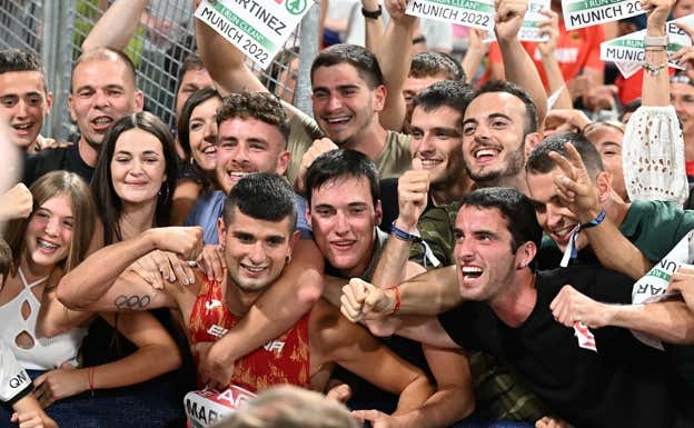 Asier Martínez, con sus amigos tras ser campeón europeo de 110 metros vallas en Múnich. AFP