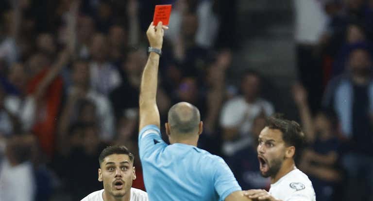 Mateu Lahoz mostrando una tarjeta roja durante un partido.