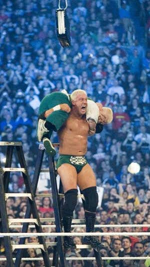 Mr. Kennedy, en uno de los movimientos previos a descolgar el maletín. WWE