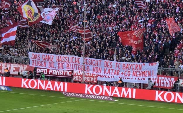 Bandera contra Catar de los ultras del Bayern.