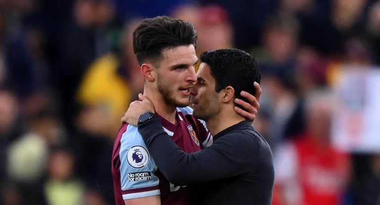 Declan Rice se saluda con Mikel Arteta durante un partido.