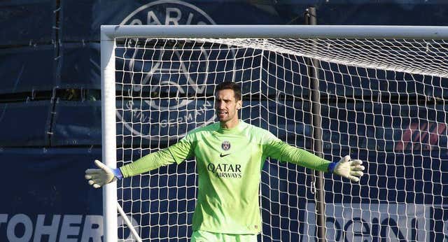 Un mes después, la recuperación de Sergio Rico avanza con precaución
