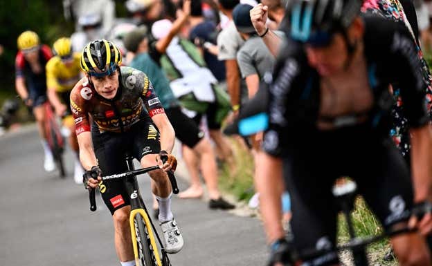 La histórica etapa del Col du Granon, en el Tour de Francia de 2022, estuvo marcada por la pájara de Tadej Pogačar. El esloveno ha aceptado en varias ocasiones que ésta tuvo mucho que ver con descuidar su nutrición mientras defendía el maillot amarillo ante los ataques de Jumbo-Visma.  GETTY IMAGES
