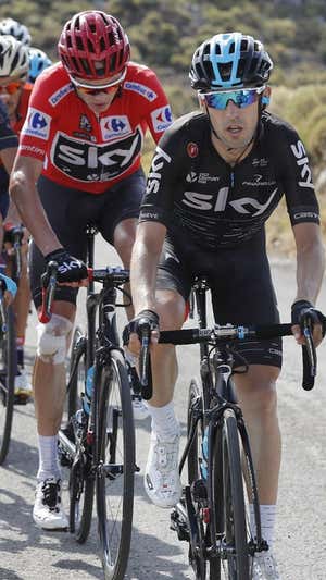 Una costumbre, casi un 'tic': Chris Froome solía ascender los puertos mirando su potenciómetro. En esta imagen, con el maillot rojo de líder durante la Vuelta a España de 2017.  ASO / Unipublic / Photo Gomez Sport / Luis Ángel Gómez