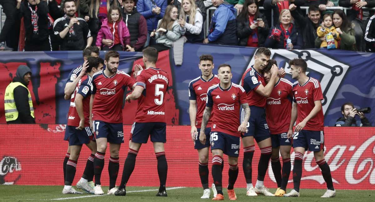 Los jugadores de Osasuna celebran un gol logrado contra el Almería en El Sadar./EFE