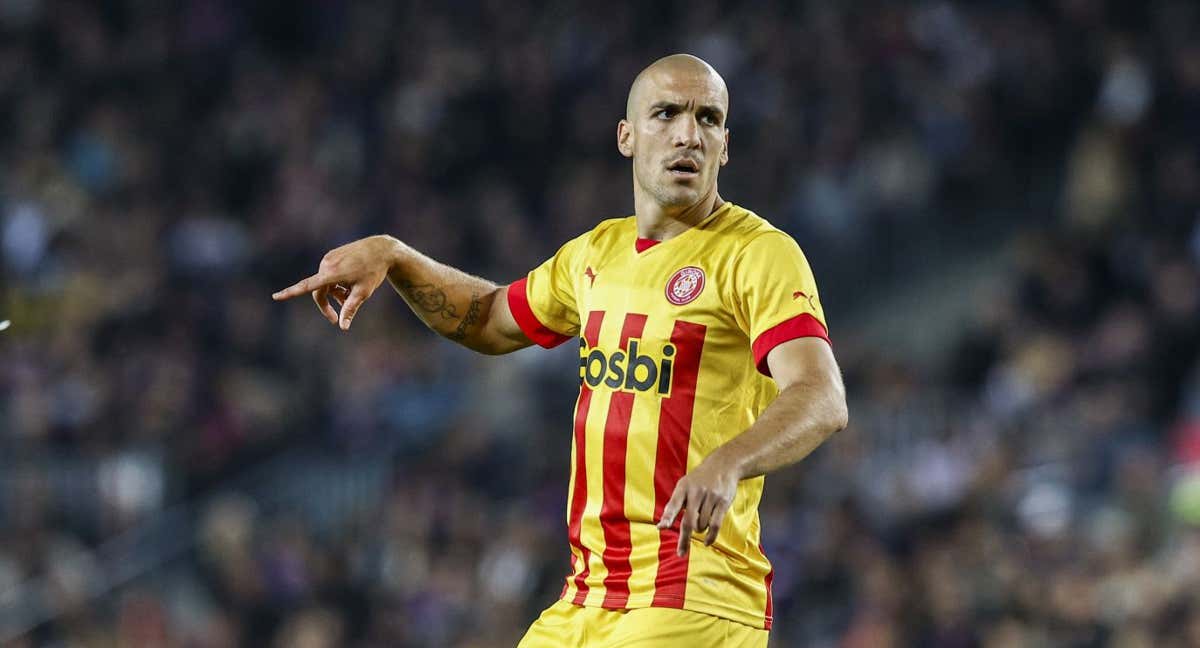 Oriol Romeu durante un partido con el Girona en el Camp Nou./AFP