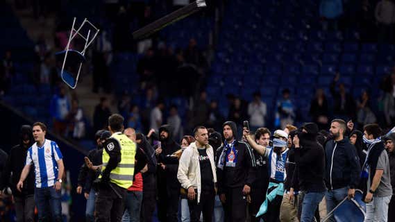 Imagen de la invasión de campo que se produjo durante el Espanyol-Barcelona. /Josep LAGO / AFP