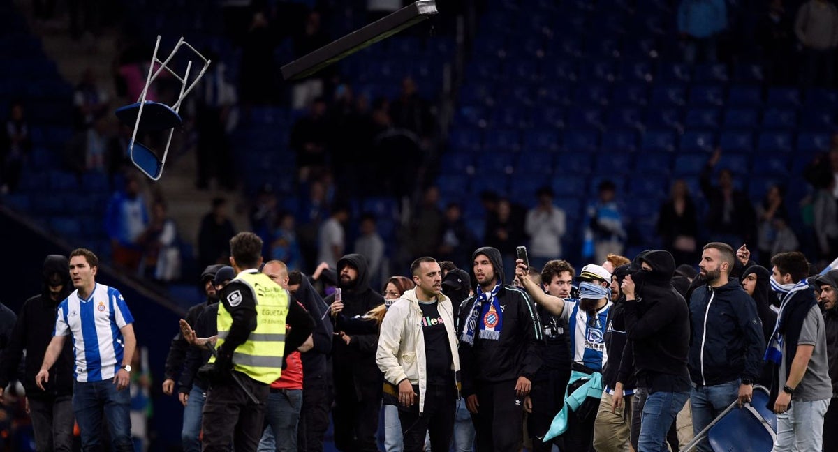 Imagen de la invasión de campo que se produjo durante el Espanyol-Barcelona.