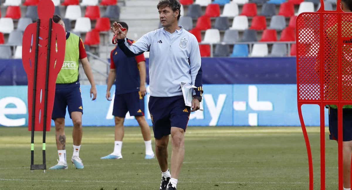 Santi Denia, durante un entrenamiento./RFEF