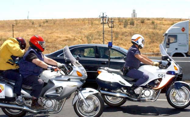 Beckham, en la parte de atrás del coche, nada más aterrizar en Torrejón el 1 de julio de 2003.  EFE
