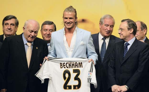 Beckham, junto a Di Stéfano y Florentino, en su presentación, el 2 de julio de 2003.  GETTY