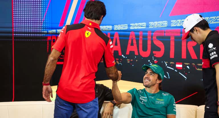 Carlos Sainz y Fernando Alonso se saludan en la rueda de prensa del GP de Austria.