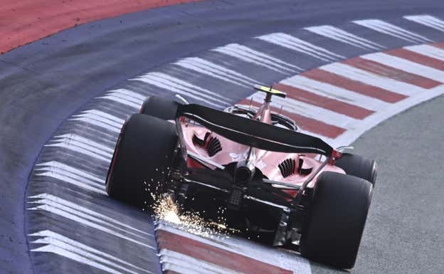 Carlos Sainz, dentro de los límites de pista de la última curva del circuito de Red Bull Ring.  AFP