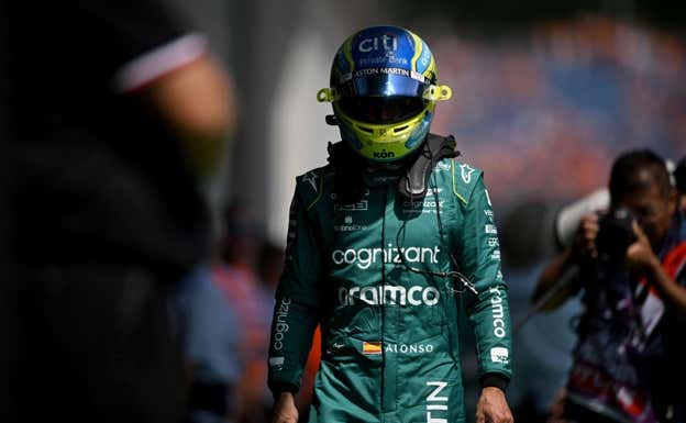 Fernando Alonso, tras bajarse de su Aston Martin en Austria.  AFP