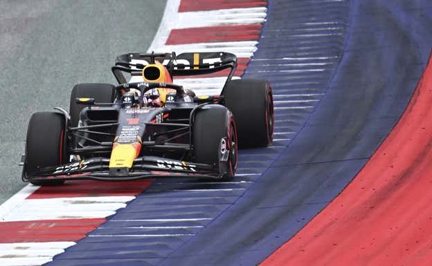 Max Verstappen apura los límites de pista en la clasificación del GP de Austria 2023.  EFE