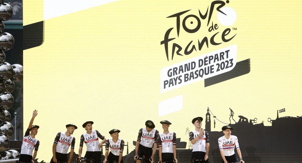 Presentación equipo UAE en el Tour 2023.