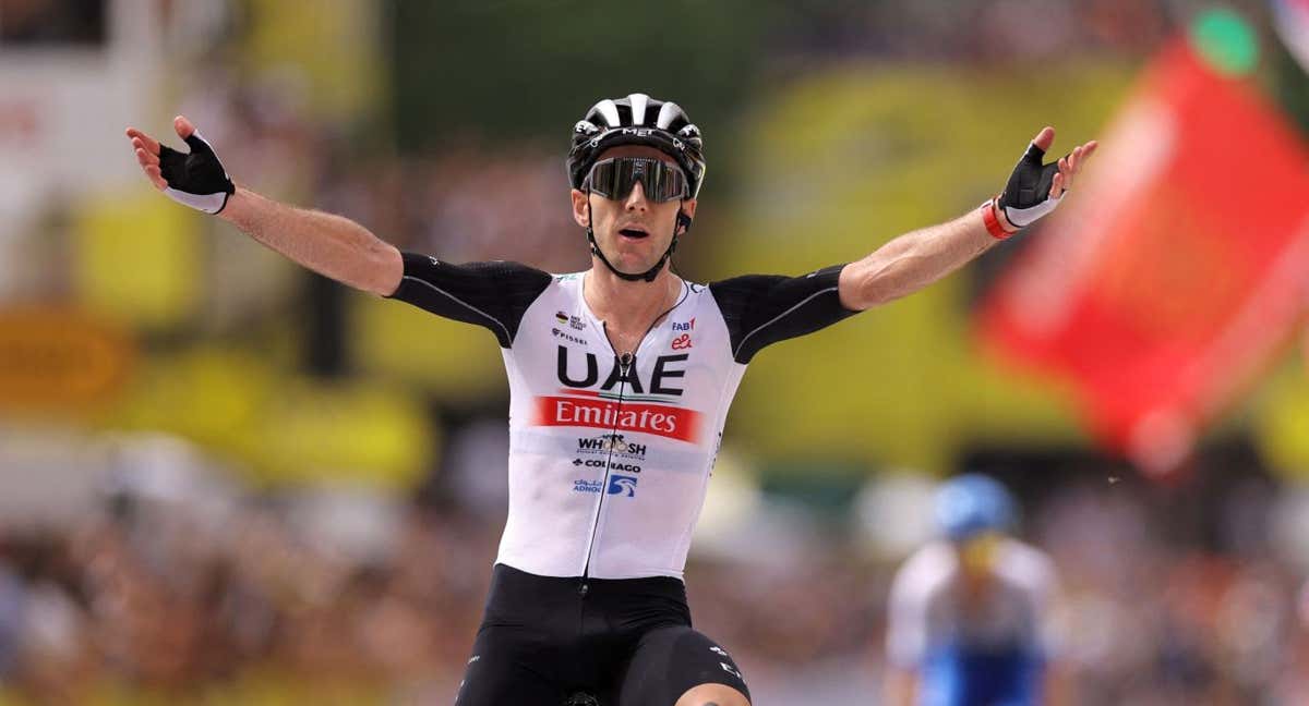 Adam Yates celebra la victoria por delante de su hermano este sábado en Bilbao. /AFP