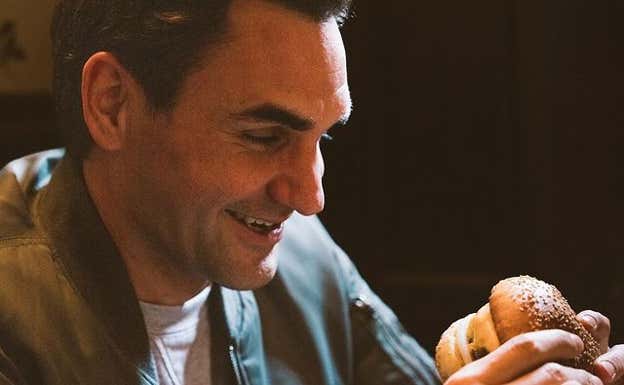 Roger Federer comiéndose una hamburguesa.  Instagram/Federer