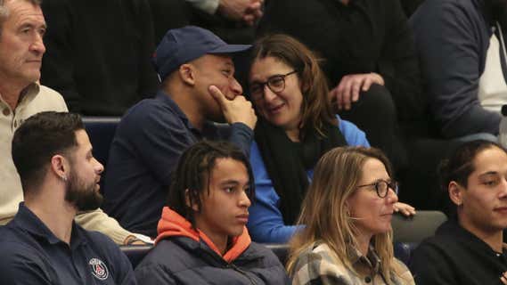 Kylian Mbappé, junto a su madre viendo un partido en una imagen de archivo./GETTY