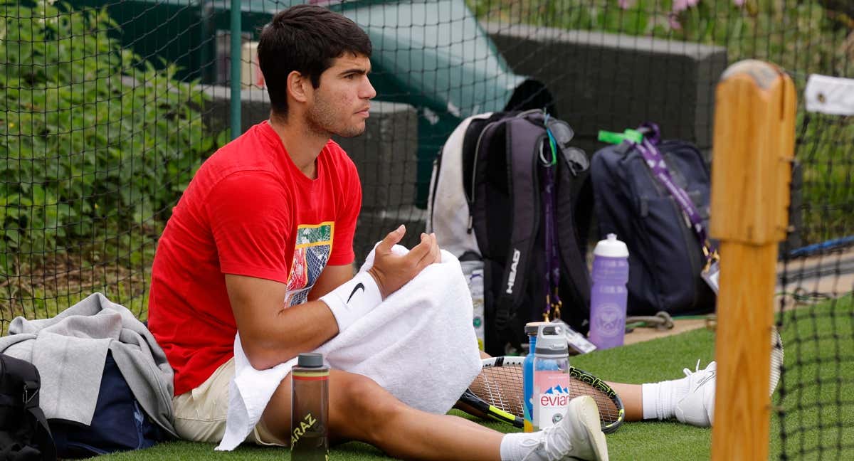Carlos Alcaraz, durante su entrenamiento en Wimbledon este domingo./REUTERS