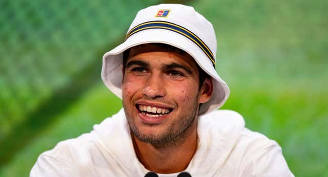 Carlos Alcaraz apaga las alarmas sobre su físico y manda presión a Djokovic