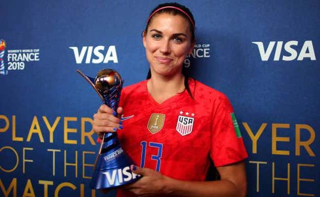 Alex Morgan, jugadora de Estados Unidos, posa con un trofeo de MVP durante el Mundial femenino de 2019 en Francia.  GETTY