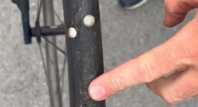 Varios ciclistas denuncian chinchetas en la carretera durante la segunda etapa del Tour de Francia
