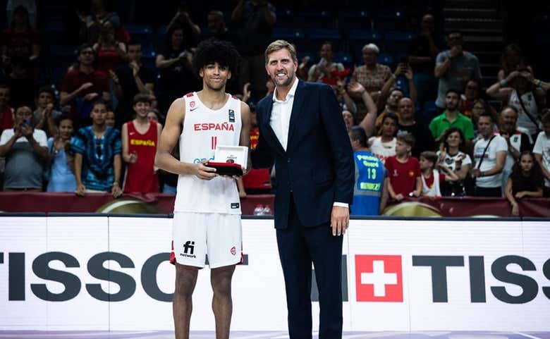 Izan Almansa recibe el MVP del Mundial Sub-19 de manos de Dirk Nowitzki.  FIBA