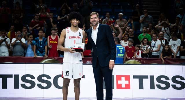 Izan Almansa, un triple MVP que se corona a nivel mundial con la Sub-19