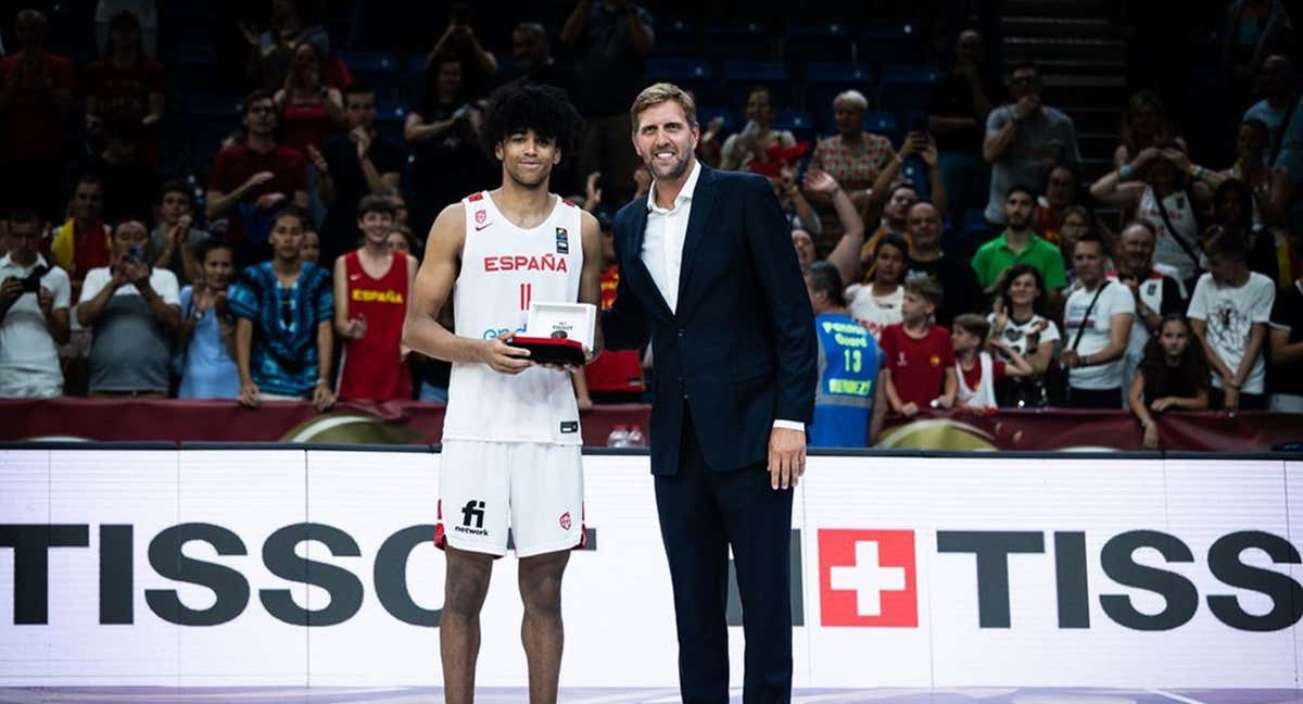 Izan Almansa recibe el MVP del Mundial Sub-19 de manos de Dirk Nowitzki.