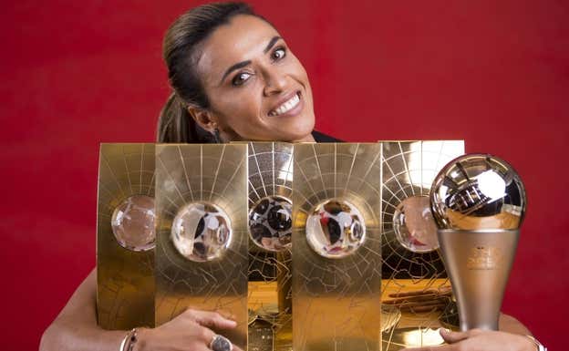 Marta, jugadora de Brasil, posa con los premios a mejor jugadora.  SELECCIÓN BRASILEÑA