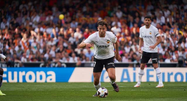La pregunta que también se hacen en el Barça: ¿Por qué Nico no y Oriol Romeu sí?