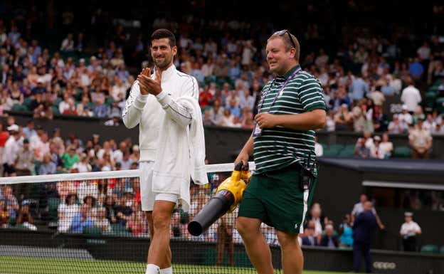 Djokovic aplaude a los encargados de secar la pista. RELEVO