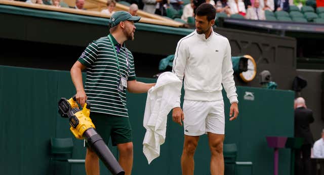 Una hora y media de sonrojo para Wimbledon: «¿Qué está pasando si aquí siempre llueve?»