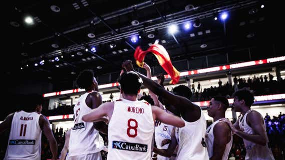 Los jugadores de la U19 celebran el triunfo en el Mundial./FEB