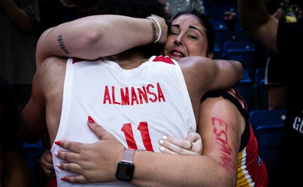 Almansa abraza a su madre.  FEB