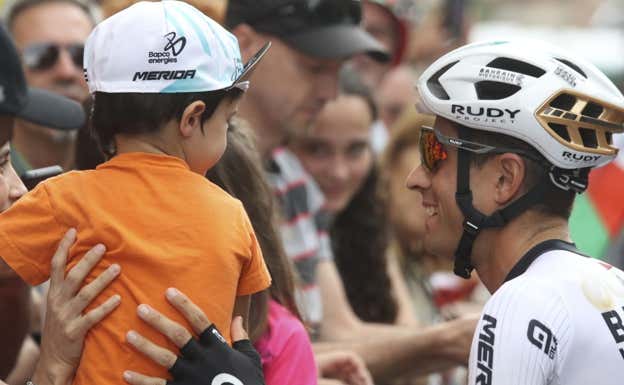 Mikel Landa saluda a un niño en la previa de la tercera etapa en Amorebieta. EFE