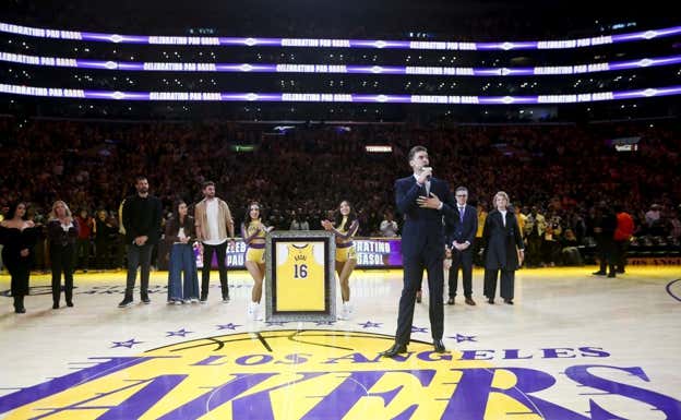 Pau Gasol, durante la retirada de su camiseta en Los Ángeles Lakers.  GETTY IMAGES