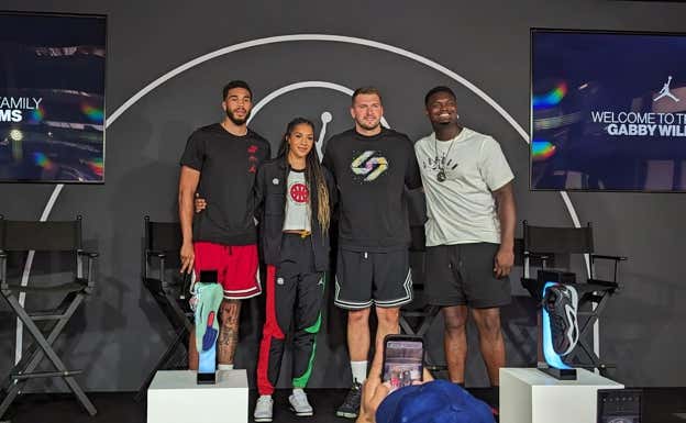 Tatum, Williamson, Doncic y Zion ponan en un evento de Jordan Brand en Quai 54.  RELEVO