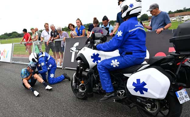 Efectivos médicos atienden a Luis León Sánchez este martes en Nogaro. REUTERS