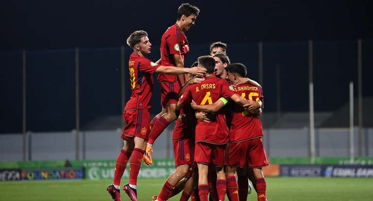 Los jugadores de la Selección Sub-19 celebran uno de los goles marcados ante Islandia.