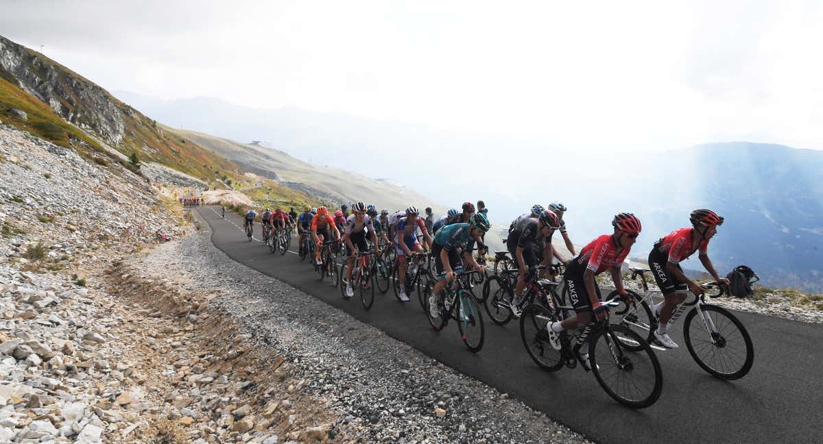 El TEAM ARKEA ascendiendo Col de la Loze, de 2304m, en el Tour 2020. /Tim de Waele/Getty Images