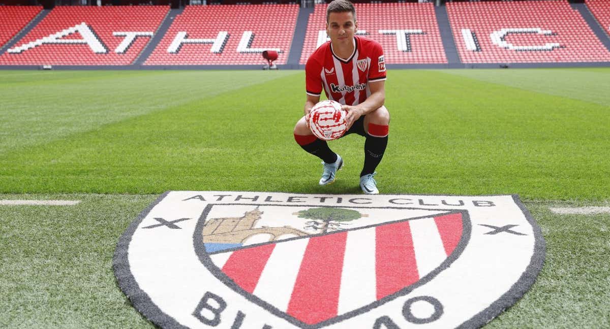 Galarreta posa como nuevo jugador del Athletic junto al escudo en San Mamés./EFE