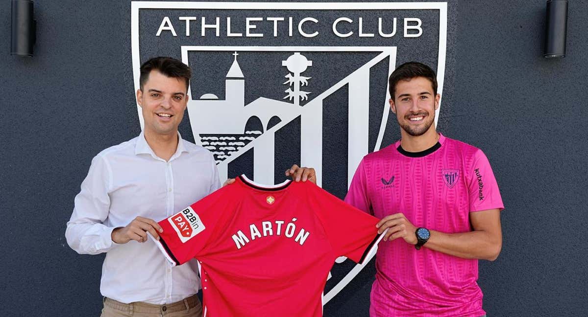 Mikel González y Javier Martón posan en Lezama con la nueva camiseta del Athletic./Athletic Club