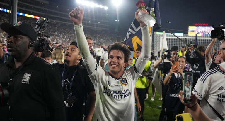 Riqui Puig celebra el triunfo de los Galaxy con su afición.