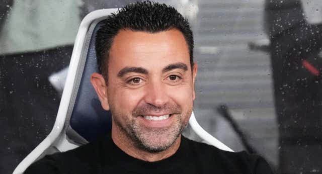 Xavi insiste con el pivote y avisa: «muchos jugadores ya saben su situación»